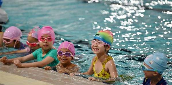 奥运冠军教我游泳！杭州市职工子女暑期公益夏令营小候鸟游泳班开班