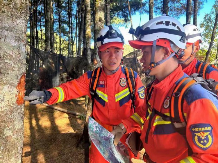云南消防开展山难救援技术培训，设定被搜救者位置进行实战测试