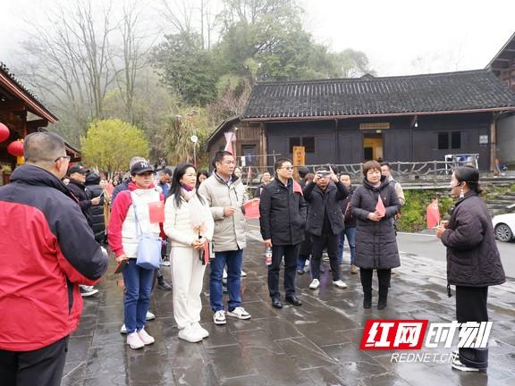 文旅赋能乡村振兴（湘西州）导游人才技能提升培训班走进十八洞村开展主题党日活动