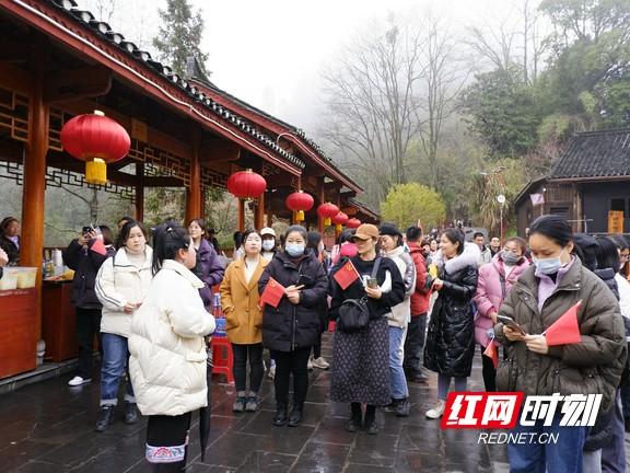 文旅赋能乡村振兴（湘西州）导游人才技能提升培训班走进十八洞村开展主题党日活动