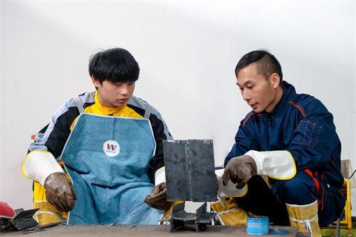 成都正规电焊培训学校，电焊工培训要多少钱一个月?