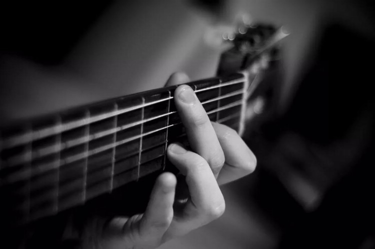 李健吉他手大向：能用简单的旋律打动人，又何必要华丽的乐章？