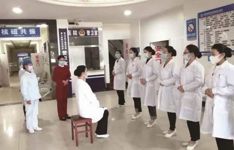 亮化窗口服务——邯郸市第三医院对新进导诊人员开展培训