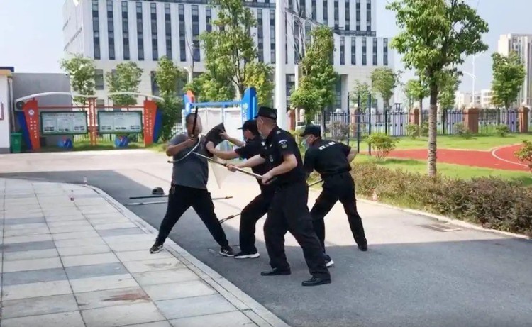 襄阳东津公安组织辖区内校园保安人员开展夏季安保技能培训