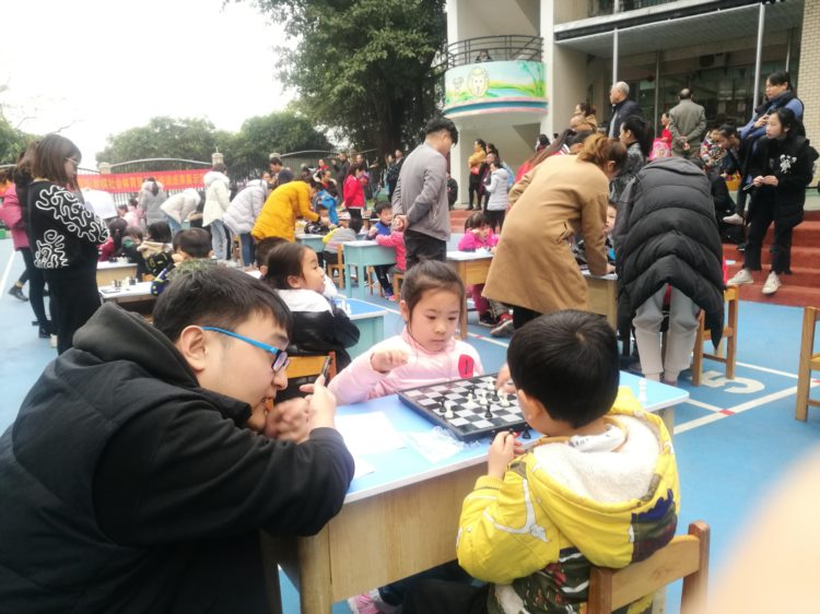 广西南宁小娃们邂逅国际象棋，展示现场萌态横生