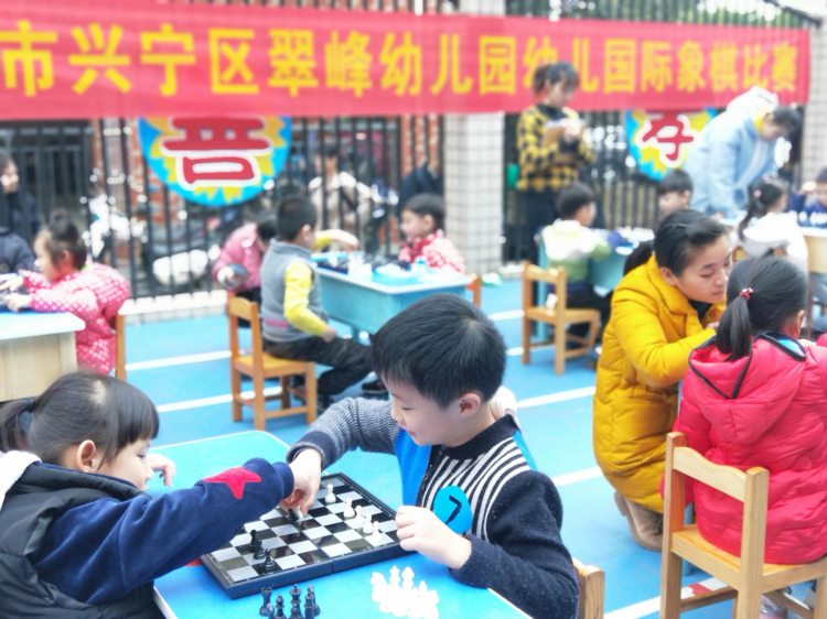 广西南宁小娃们邂逅国际象棋，展示现场萌态横生