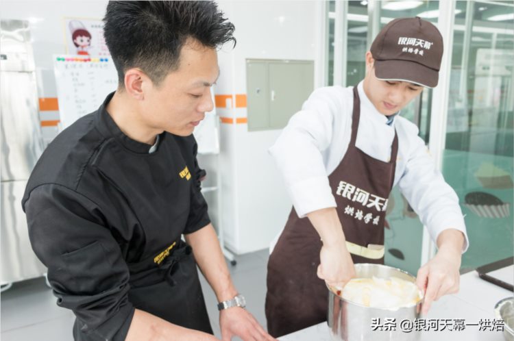 银河天幕蛋糕学习班制作蛋糕胚你知道需要注意哪些吗？