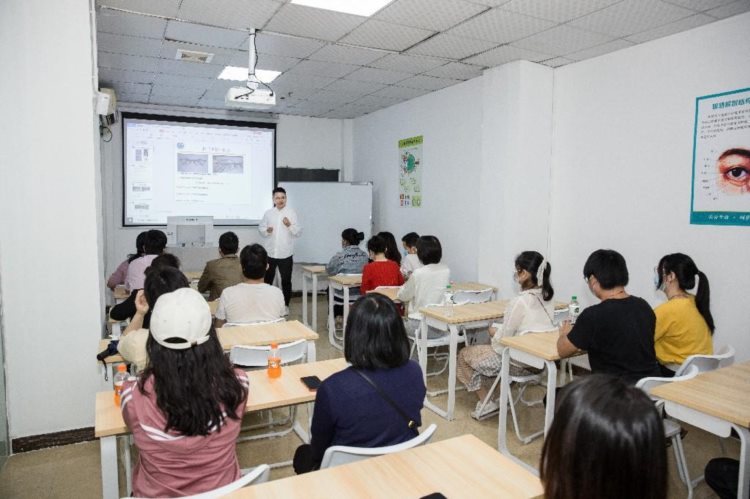 报名眼镜验光师培训班学费多少？学眼镜验光的最好方法原来是？