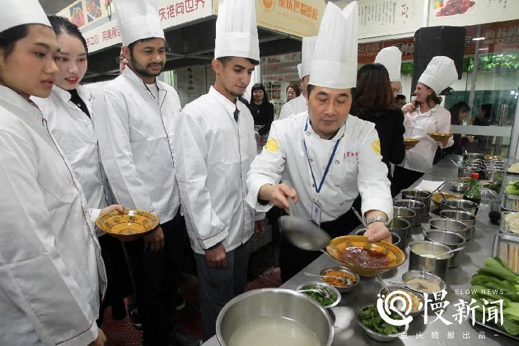 重庆美食有多火？外国人来渝学做小面，还能考资格证