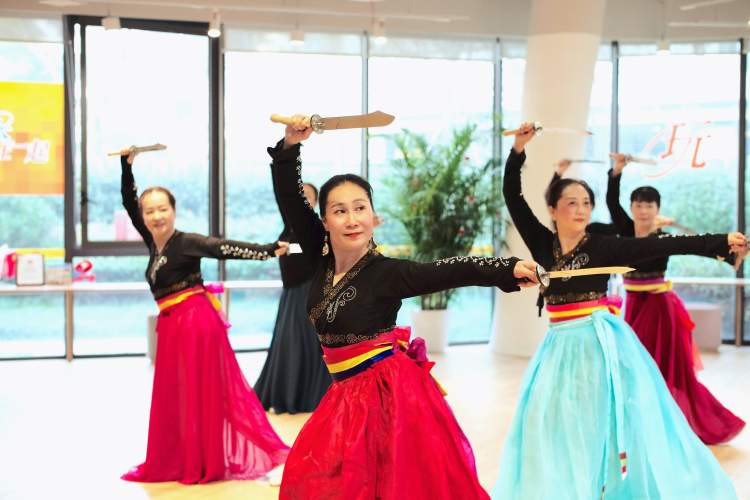 晨报独家专访：平均年龄超过53岁，这支舞蹈团重新定义广场舞