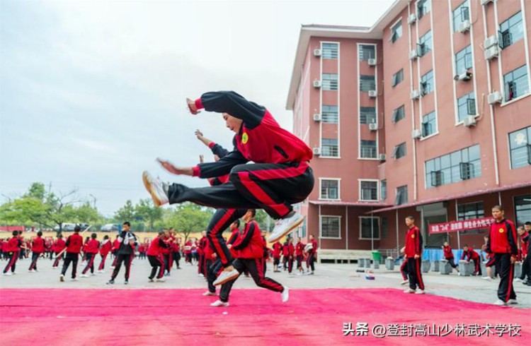 武校一年学费多少？