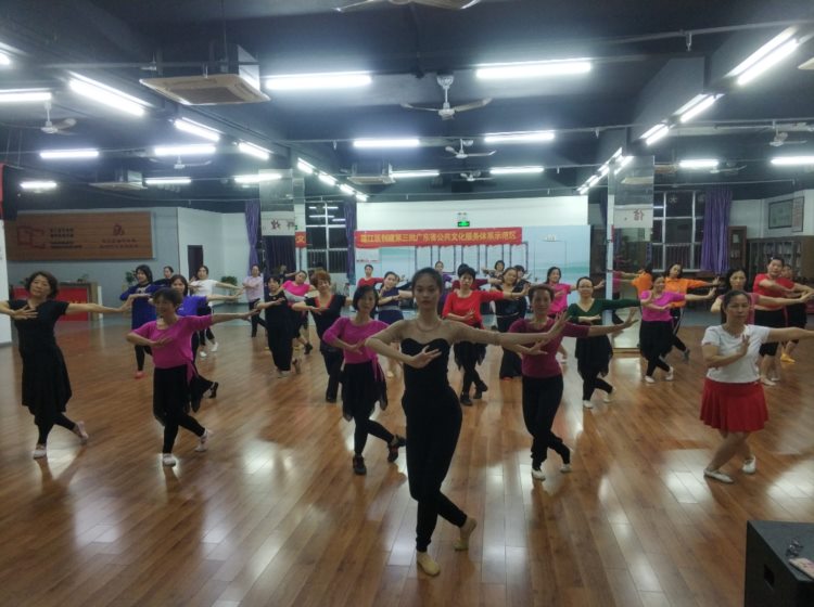 潮连街开展秋季成年人体育舞蹈公益培训班