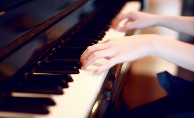 成人学钢琴8个月只练哈侬拜厄，枯燥，直接练曲子会不会更快些？
