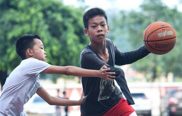 独臂少年的倔强 14岁的张家城“篮球梦”刚开始