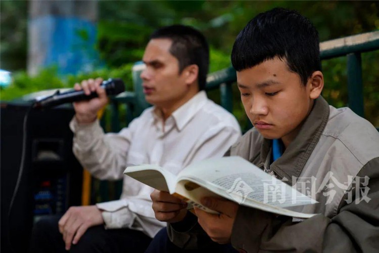 13岁少年柳州街头苦读，陪盲父卖唱7年：手中有未来，肩上是担当
