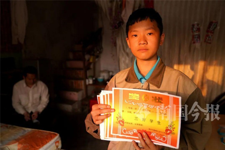 13岁少年柳州街头苦读，陪盲父卖唱7年：手中有未来，肩上是担当