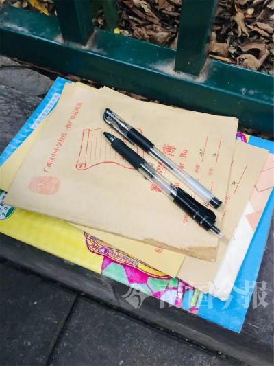 13岁少年街头苦读，陪盲父卖唱7年：手中有未来，肩上是担当