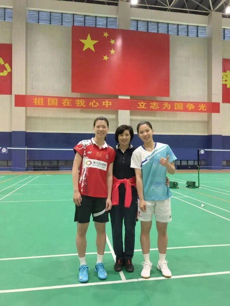 广州羽毛球女双传捷报 20岁组合首次登顶成年国际比赛