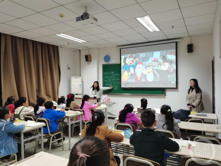 重庆有个“雷锋英语班” 为数万名学生启蒙英语