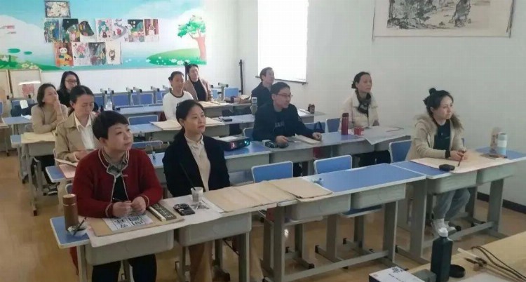 赵俊峰为泽州县文化馆2023年春季成人公益书法培训班讲课
