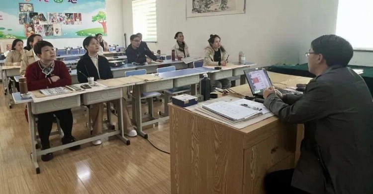 赵俊峰为泽州县文化馆2023年春季成人公益书法培训班讲课