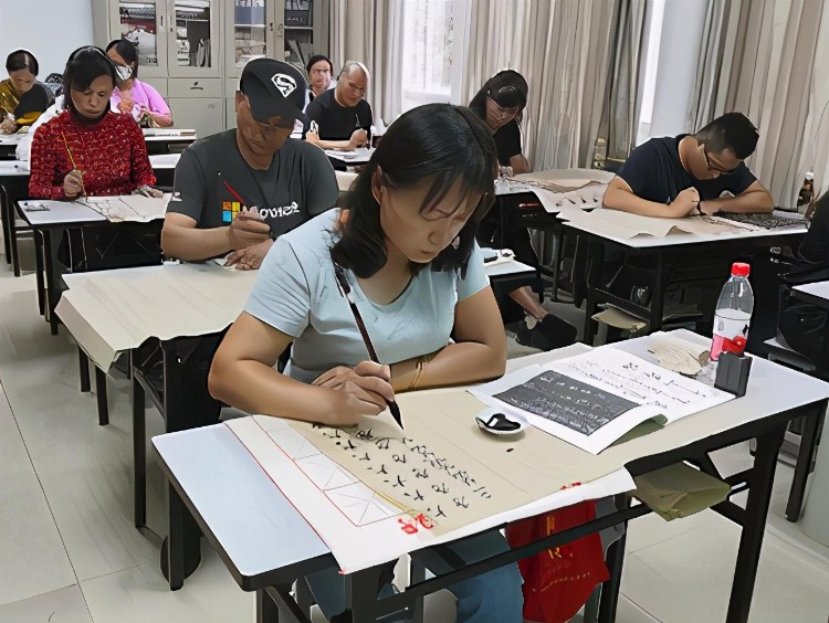 南京栖霞街道社区教育中心举办成人书法班