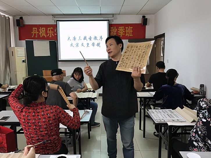 南京栖霞街道社区教育中心举办成人书法班