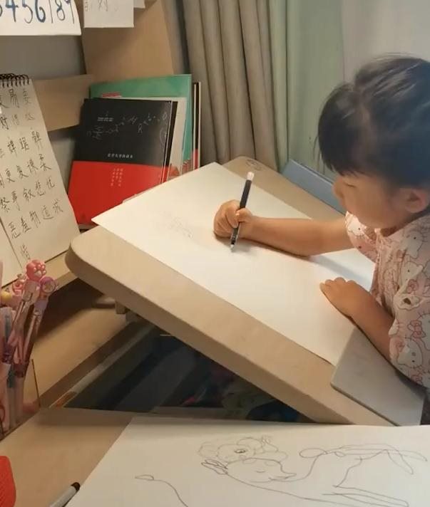 4岁萌娃自学画画，看似随手涂鸦，成品却让人眼前一亮:看到了天赋