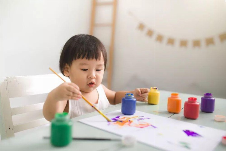 孩子在墙上涂鸦，妈妈回应获赞百万：有想象力的孩子，太惊艳了