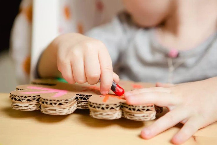 孩子在墙上涂鸦，妈妈回应获赞百万：有想象力的孩子，太惊艳了