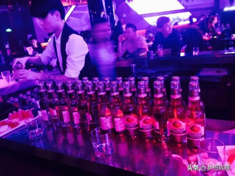 夜店和酒吧：满足不同需求的娱乐场所