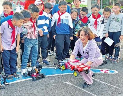 42岁转型当科学老师，带孩子们玩车模玩船模 她带学生们“玩”上全国冠军领奖台