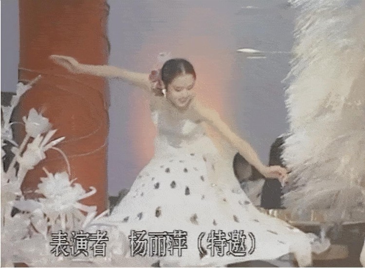 杨丽萍孔雀舞蹈被指低俗，男舞者衣着近乎赤身，尺度让人不忍直视