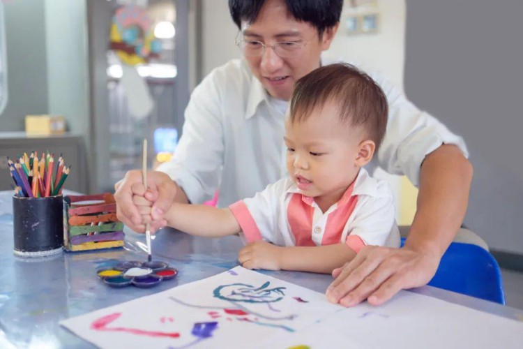 孩子在墙上涂鸦，妈妈回应获赞百万：有想象力的孩子，太惊艳了