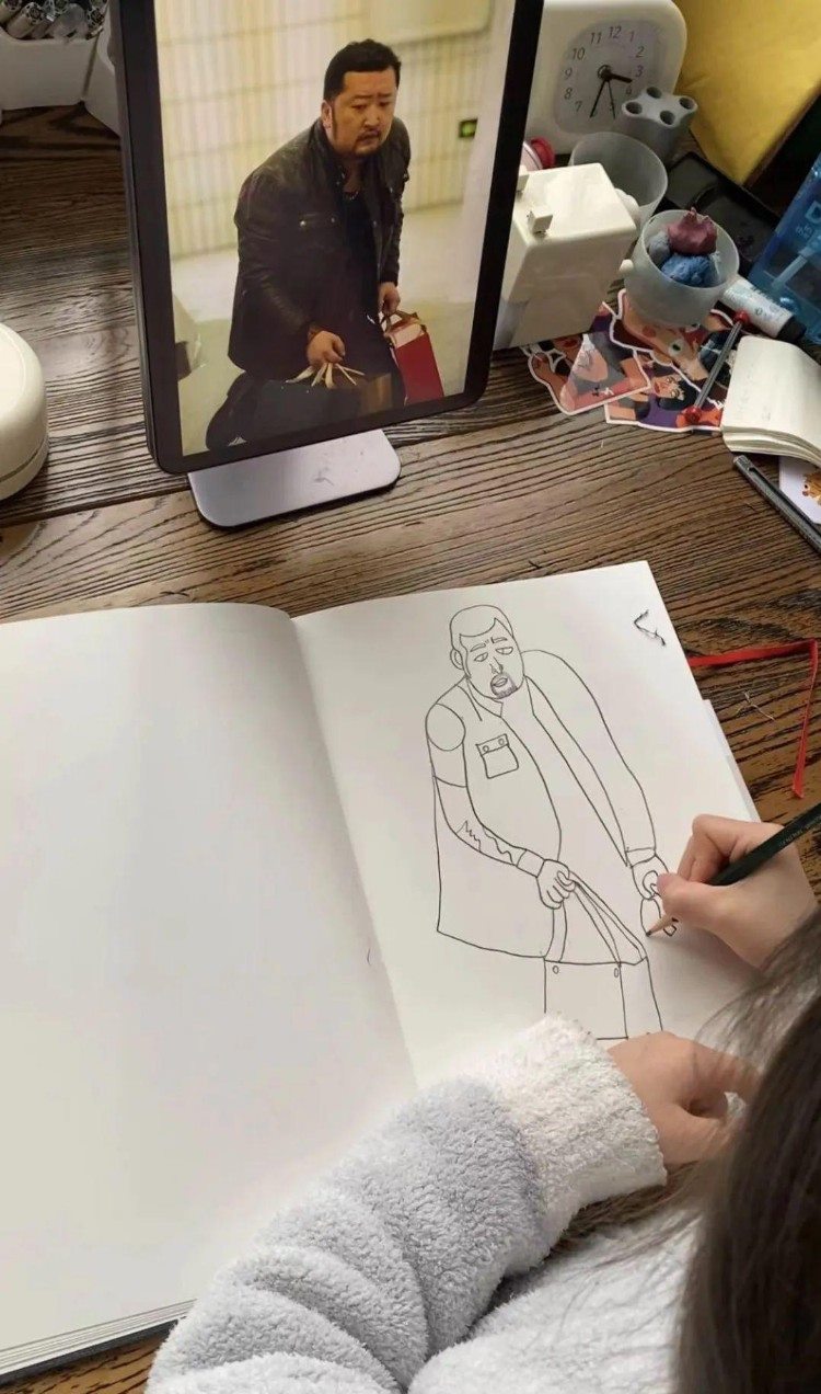 母亲抵抗应试教育后动摇：8岁天才女儿画电视片头，在学校交白卷
