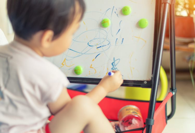 孩子在墙上涂鸦，妈妈回应获赞百万：有想象力的孩子，太惊艳了