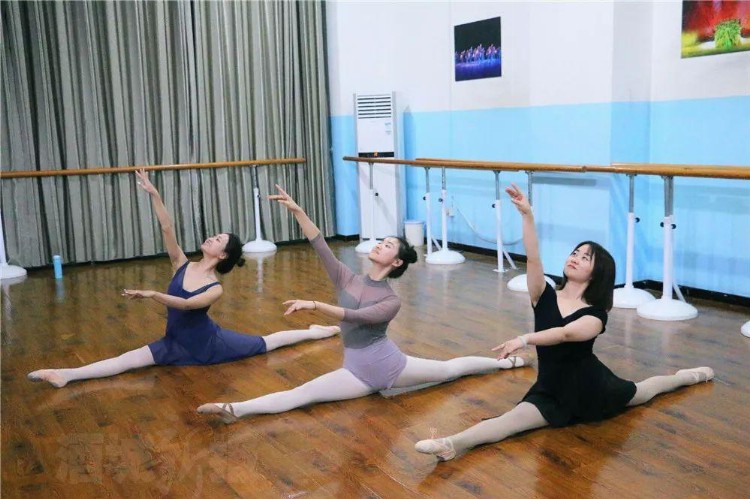 胡沈员启蒙老师泸州教成人芭蕾，他说没有专业或业余之分