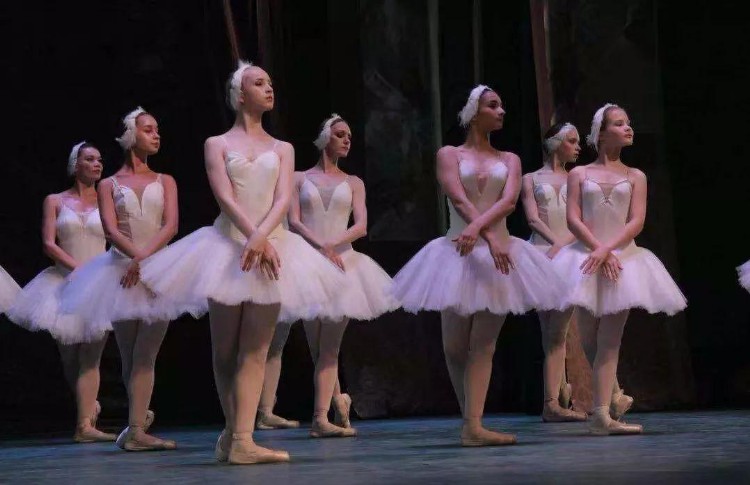 圣彼得堡国立儿童芭蕾舞剧团《天鹅湖》惊艳亮相金沙滩啤酒城