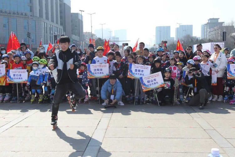 世界冠军来到社区运动会啦！辽宁赛区轮滑高手炫技引来市民叫好