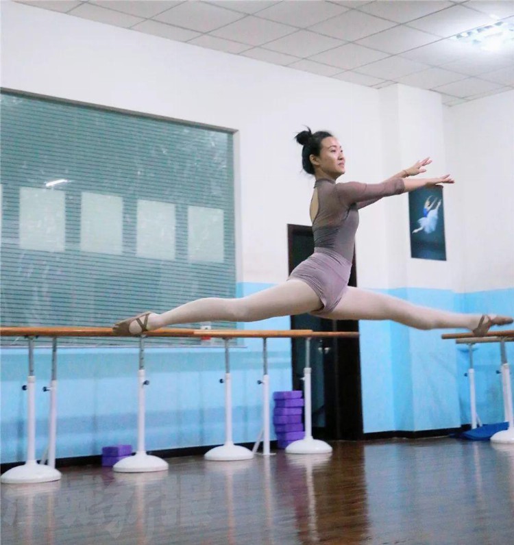 胡沈员启蒙老师泸州教成人芭蕾，他说没有专业或业余之分