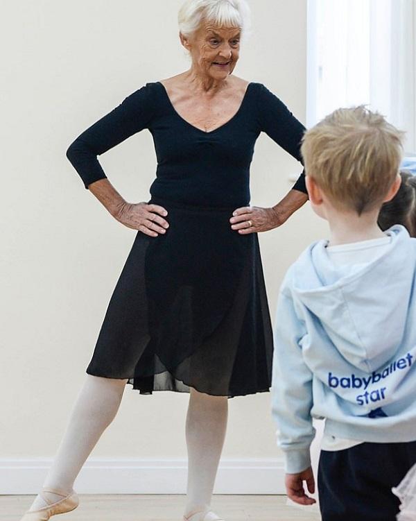 81岁老奶奶送给自己生日礼：通过芭蕾舞最高级考试