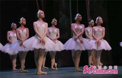 圣彼得堡国立儿童芭蕾舞剧团《天鹅湖》惊艳亮相青岛西海岸新区金沙滩啤酒城凤凰之声大剧院