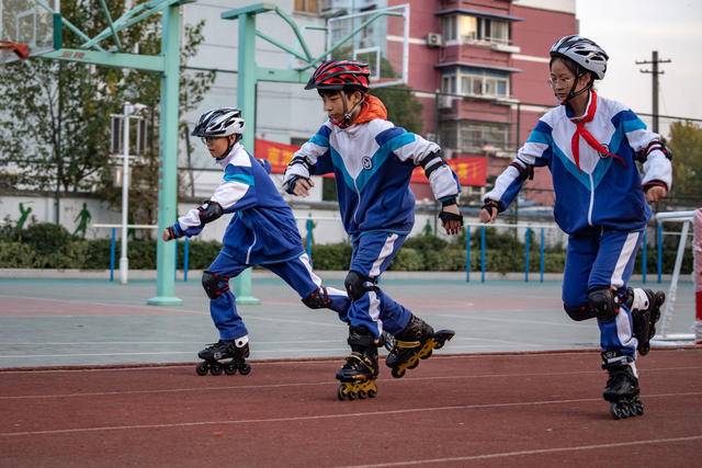 穿上轮滑鞋打球？南湖二中力推“陆地冰球”校本课程，已培养9名国家级运动员