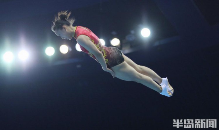奥运冠军上演空中芭蕾，全国蹦床锦标赛青岛开赛
