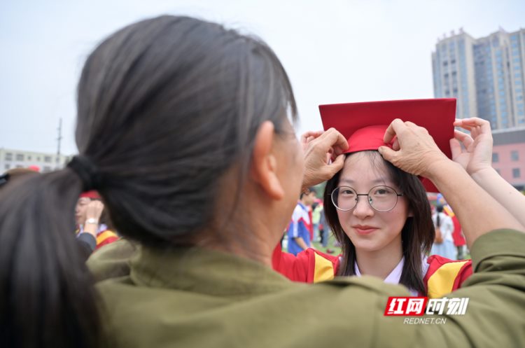 双峰两所学校举行十八岁成人礼 逐梦青春