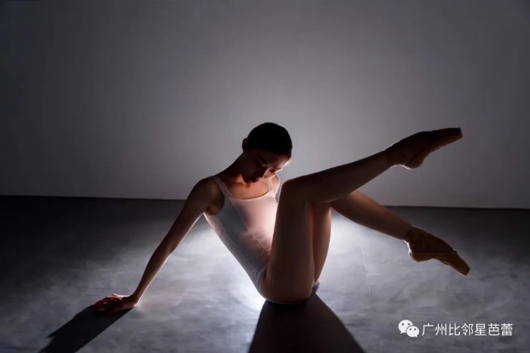 广州比邻星成人芭蕾：保护脊柱，稳定骨盆，核心肌群该如何训练？