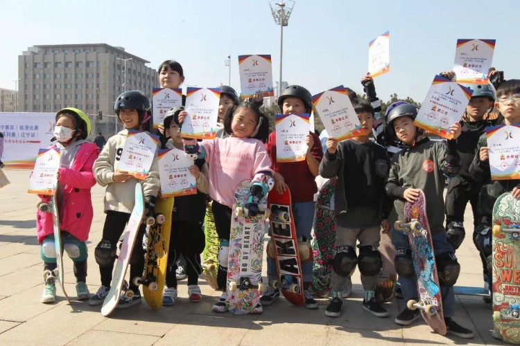 世界冠军来到社区运动会啦！辽宁赛区轮滑高手炫技引来市民叫好