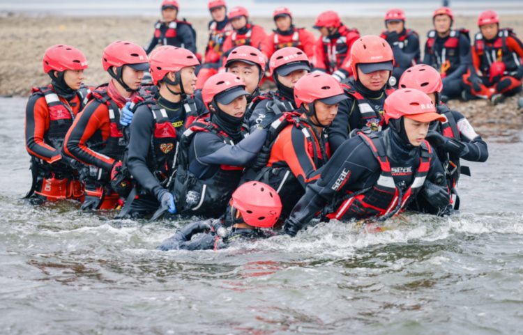 模拟实战 激流勇进｜沈阳消防开展急流救援技术培训