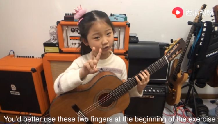 六岁小女孩在西瓜视频教你练习吉他基本功，自惭形秽中涨技能了