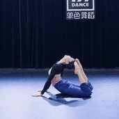 舞蹈腰部基本功如何练习更安全？一个人在家就能练习，学起来